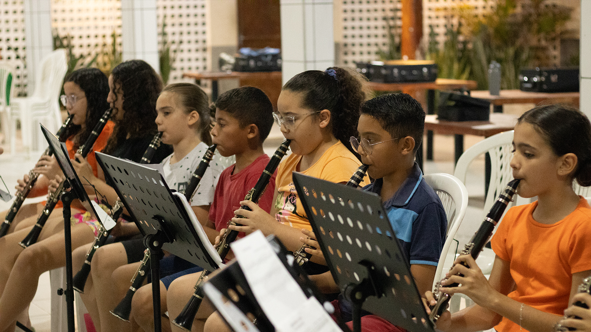 Alunos da Made In Sertão tocando instrumentos